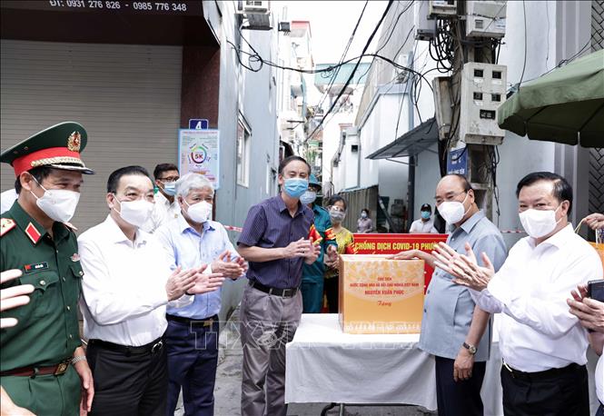Chủ tịch nước Nguyễn Xu&acirc;n Ph&uacute;c đến thăm, động vi&ecirc;n nh&acirc;n vi&ecirc;n y tế, người d&acirc;n H&agrave; Nội - Ảnh 7.