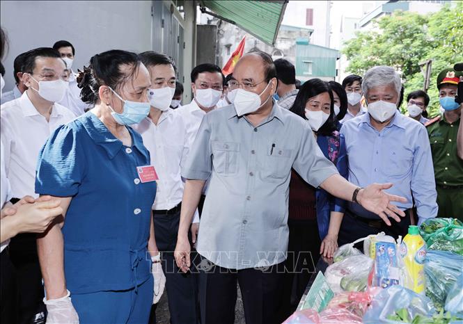 Chủ tịch nước Nguyễn Xu&acirc;n Ph&uacute;c đến thăm, động vi&ecirc;n nh&acirc;n vi&ecirc;n y tế, người d&acirc;n H&agrave; Nội - Ảnh 1.