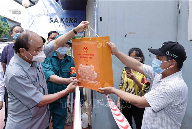 Chủ tịch nước Nguyễn Xu&acirc;n Ph&uacute;c đến thăm, động vi&ecirc;n nh&acirc;n vi&ecirc;n y tế, người d&acirc;n H&agrave; Nội - Ảnh 4.