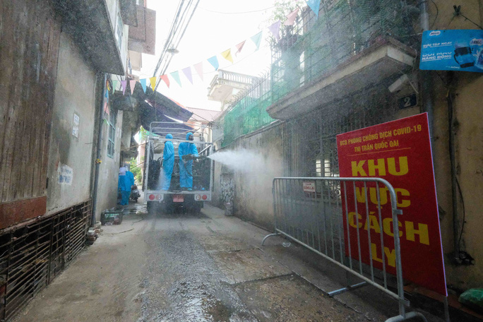 Vẫn còn cơ sở y tế phun khử khuẩn lên người bệnh, Bộ Y tế yêu cầu dừng ngay - Ảnh 1.