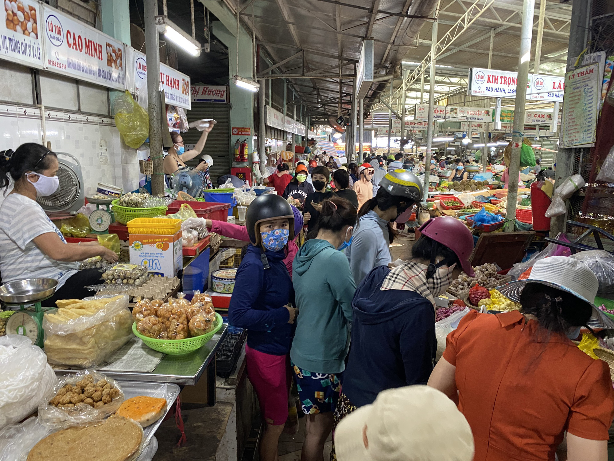 Đà Nẵng: Chợ đông nghẹt người, giá cả tăng đột biến