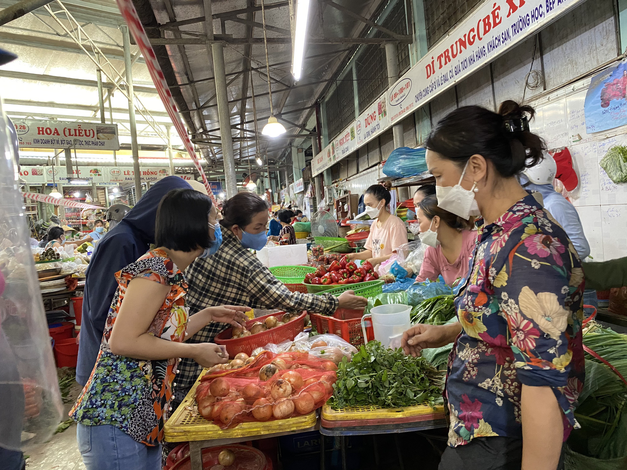 Đ&agrave; Nẵng: Chợ đ&ocirc;ng nghẹt người, gi&aacute; cả tăng đột biến - Ảnh 10.