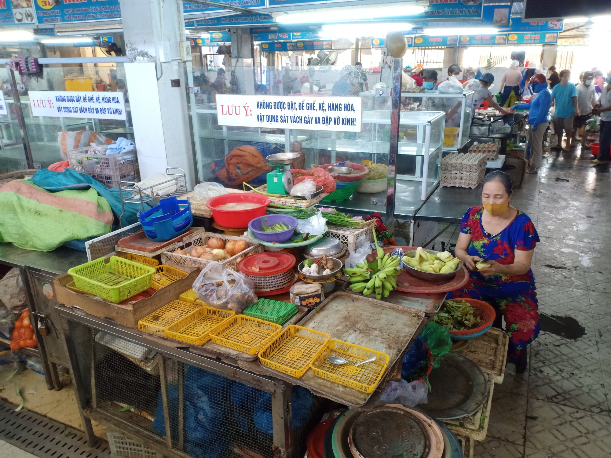 Đ&agrave; Nẵng: Chợ đ&ocirc;ng nghẹt người, gi&aacute; cả tăng đột biến - Ảnh 13.