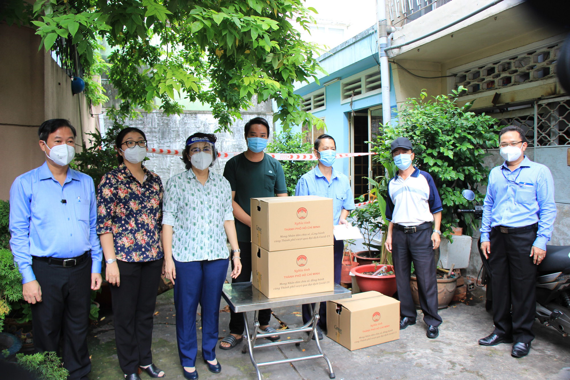 Lãnh đạo TP HCM đến tận khu trọ trao tiền, quà cho hộ lao động khó khăn