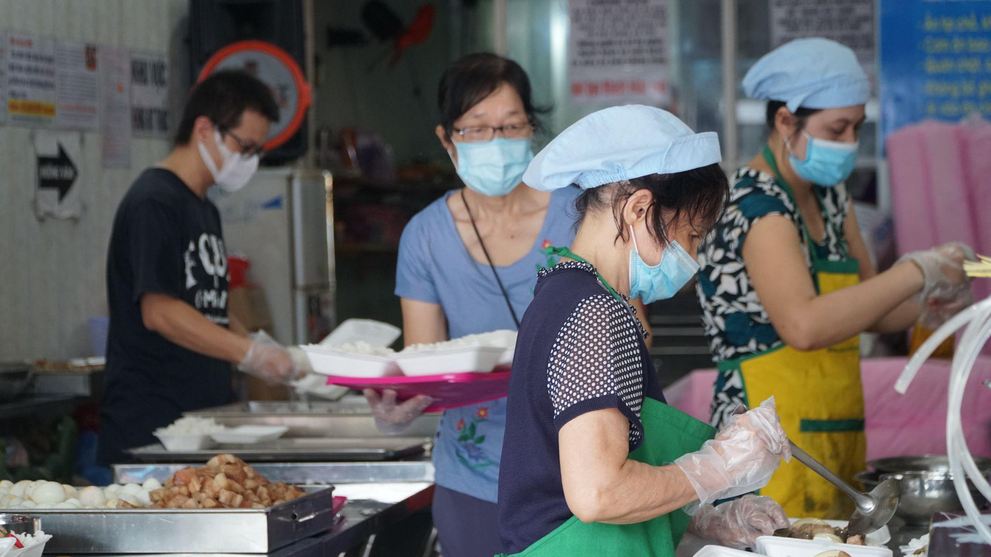 Ấm l&ograve;ng những suất cơm nghĩa t&igrave;nh trong m&ugrave;a dịch - Ảnh 1.