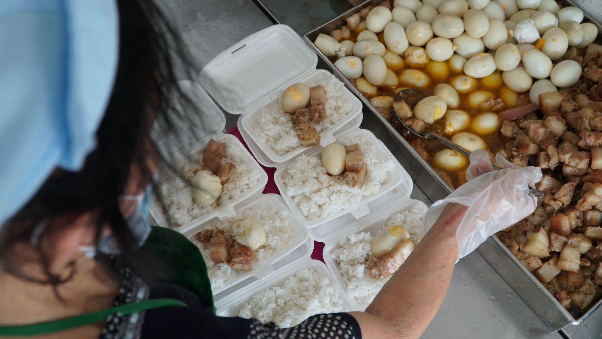 Ấm lòng những suất cơm nghĩa tình trong mùa dịch