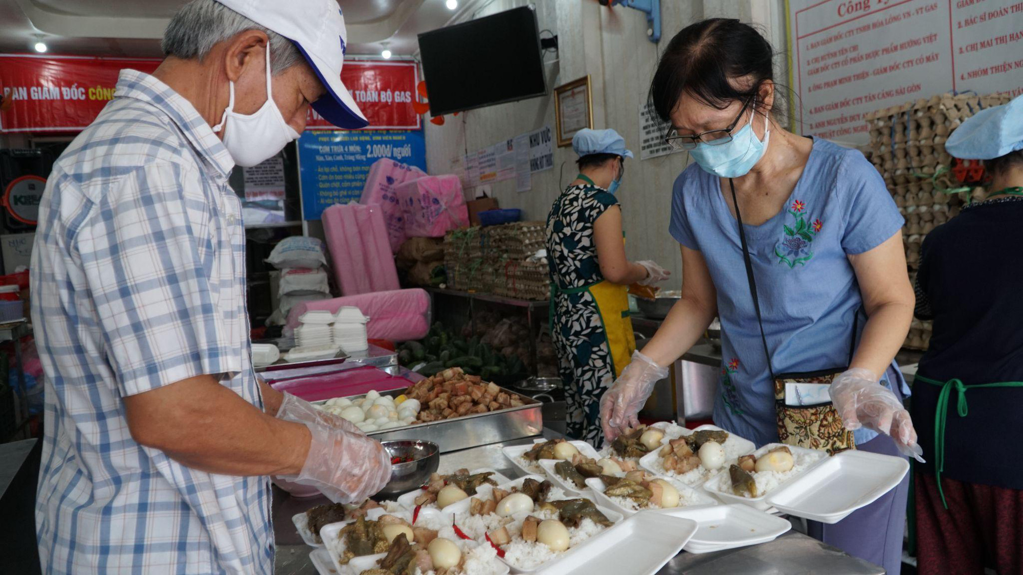 Ấm l&ograve;ng những suất cơm nghĩa t&igrave;nh trong m&ugrave;a dịch - Ảnh 3.
