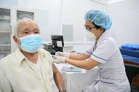 Người lớn tuổi tiêm ngừa Covid-19 có dễ bị hành?