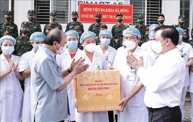 Chủ tịch nước Nguyễn Xu&acirc;n Ph&uacute;c đến thăm, động vi&ecirc;n nh&acirc;n vi&ecirc;n y tế, người d&acirc;n H&agrave; Nội - Ảnh 6.