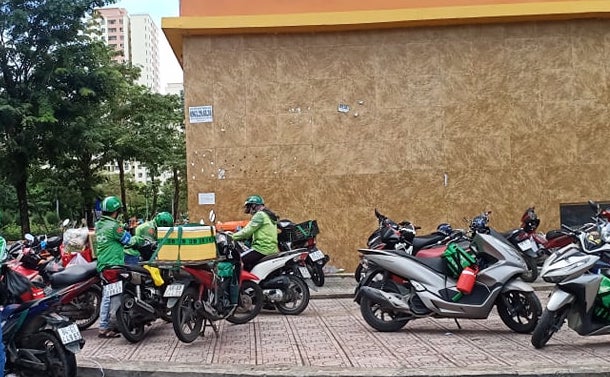 Cận cảnh tiếp tế thực phẩm ở Bệnh viện D&atilde; chiến số 6, TP Thủ Đức - Ảnh 1.