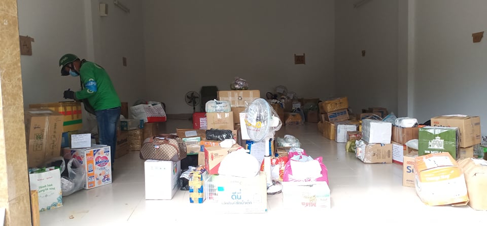 Cận cảnh tiếp tế thực phẩm ở Bệnh viện D&atilde; chiến số 6, TP Thủ Đức - Ảnh 12.