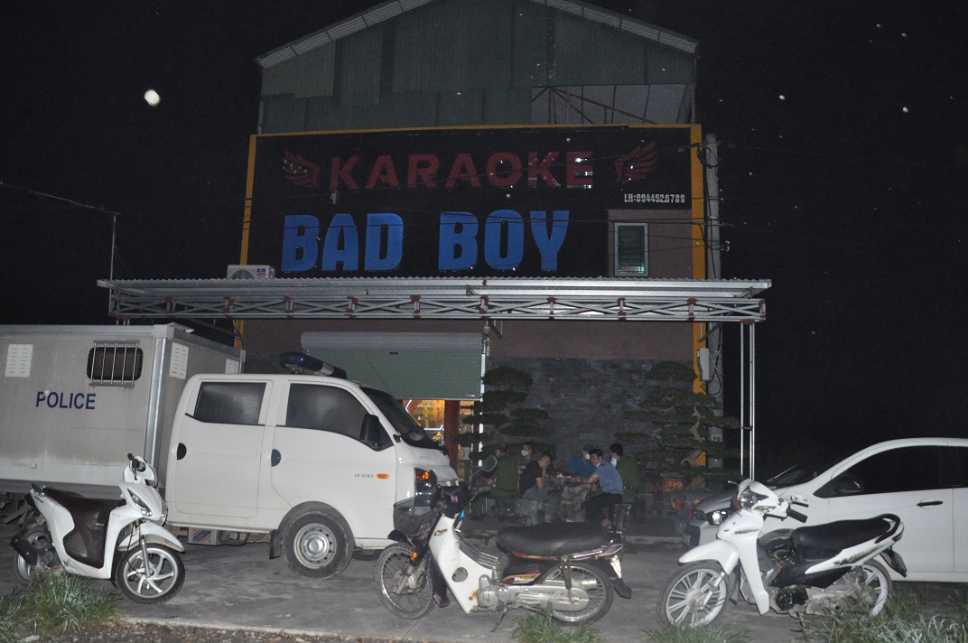 Chủ qu&aacute;n karaoke v&agrave; nh&acirc;n vi&ecirc;n quản l&yacute; thả cửa cho 48 kh&aacute;ch bay lắc ma t&uacute;y - Ảnh 2.