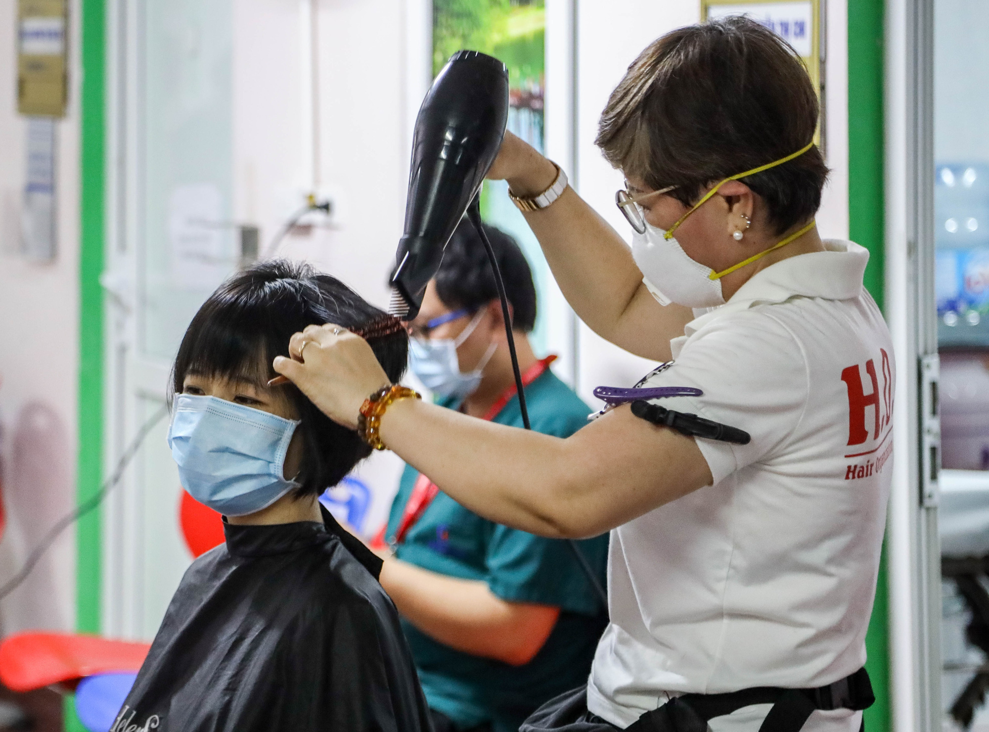 CLIP: Hơn 500 y b&aacute;c sĩ tại H&agrave; Nội cắt t&oacute;c gọn g&agrave;ng sẵn s&agrave;ng v&agrave;o tuyến đầu chống dịch Covid-19 - Ảnh 9.