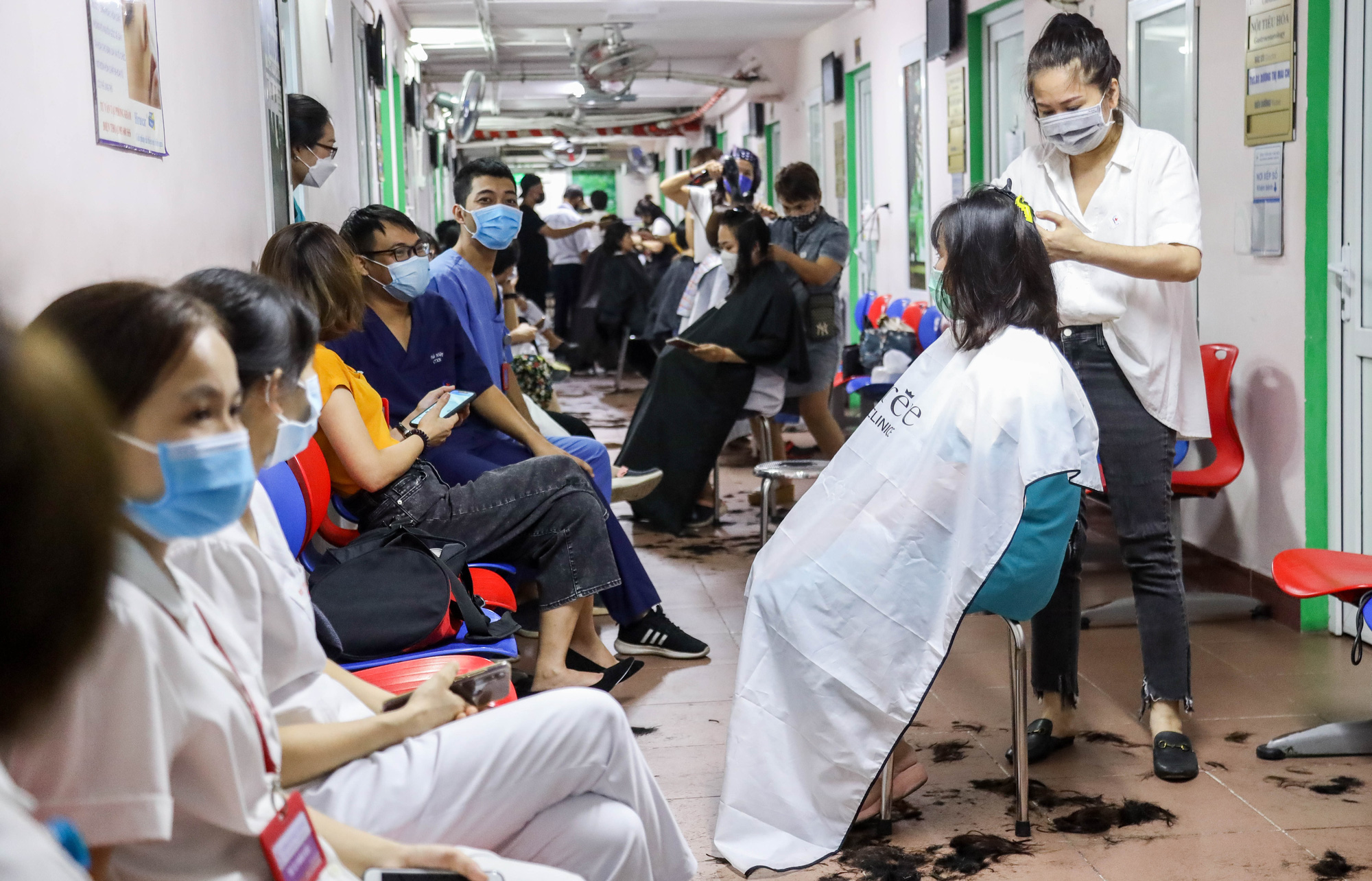 CLIP: Hơn 500 y b&aacute;c sĩ tại H&agrave; Nội cắt t&oacute;c gọn g&agrave;ng sẵn s&agrave;ng v&agrave;o tuyến đầu chống dịch Covid-19 - Ảnh 5.