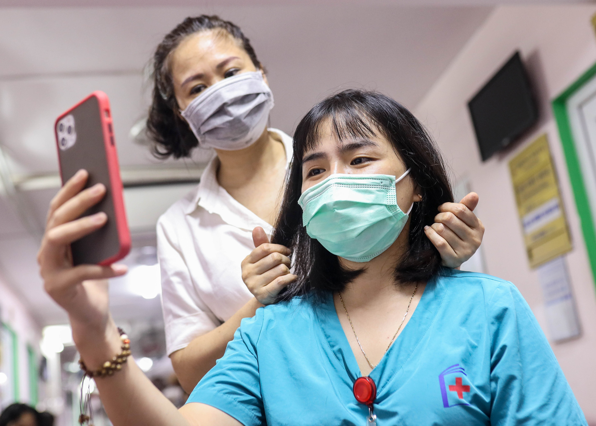 CLIP: Hơn 500 y b&aacute;c sĩ tại H&agrave; Nội cắt t&oacute;c gọn g&agrave;ng sẵn s&agrave;ng v&agrave;o tuyến đầu chống dịch Covid-19 - Ảnh 11.