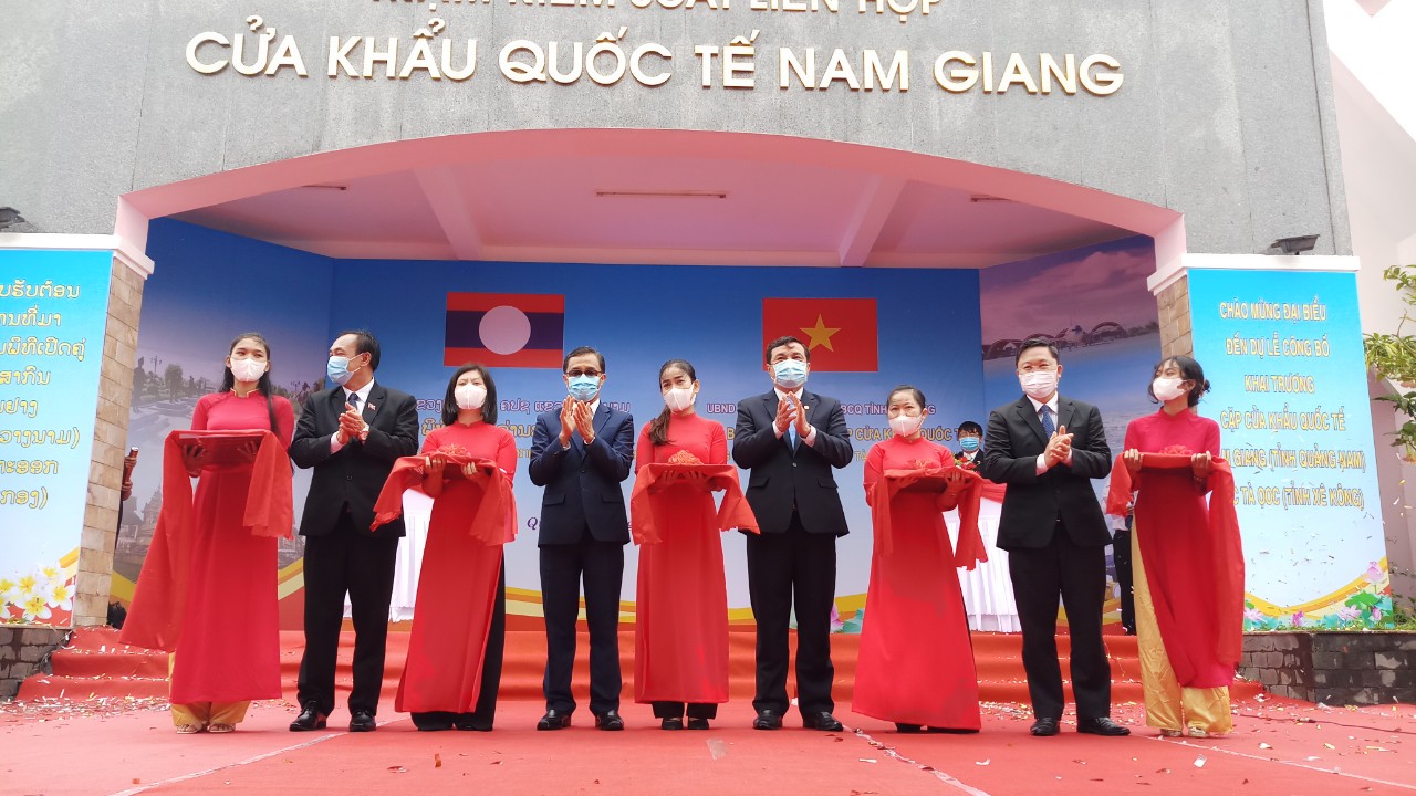 Khai trương Cửa khẩu quốc tế Nam Giang - Đắc T&agrave; Oọc - Ảnh 1.