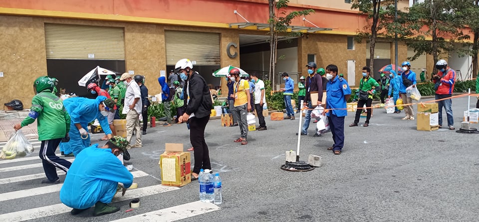 Cận cảnh tiếp tế thực phẩm ở Bệnh viện Dã chiến số 6, TP Thủ Đức