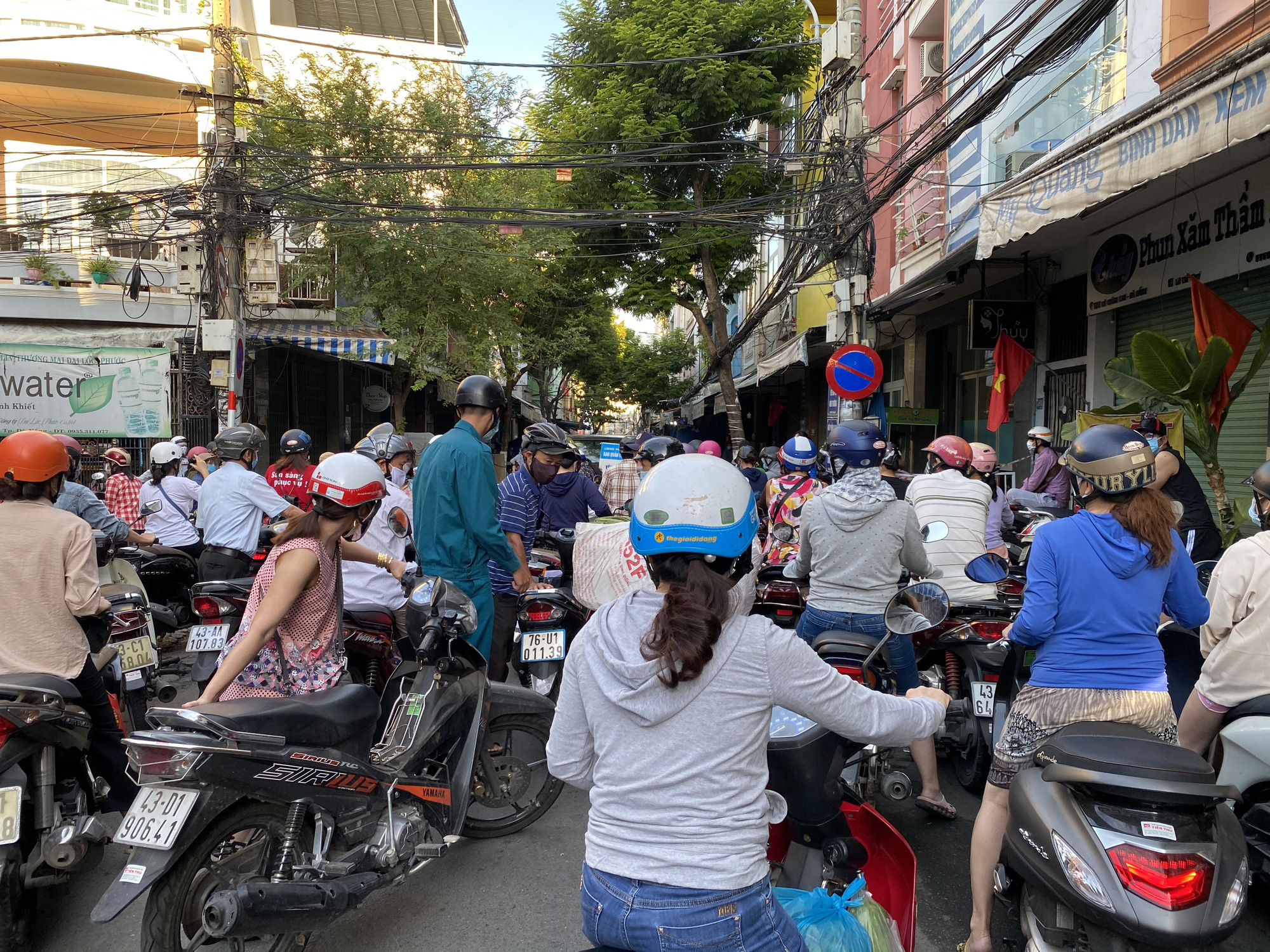 Đ&agrave; Nẵng: Người d&acirc;n lại đổ x&ocirc; đến chợ mua đồ t&iacute;ch trữ - Ảnh 5.