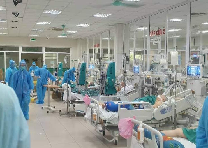 Câu chuyện xúc động của vợ chồng lớn tuổi mắc Covid-19 ở phòng cấp cứu