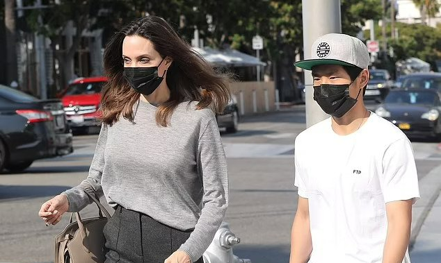 Pax Thiên thường xuyên tháp tùng mẹ nuôi Angelina Jolie