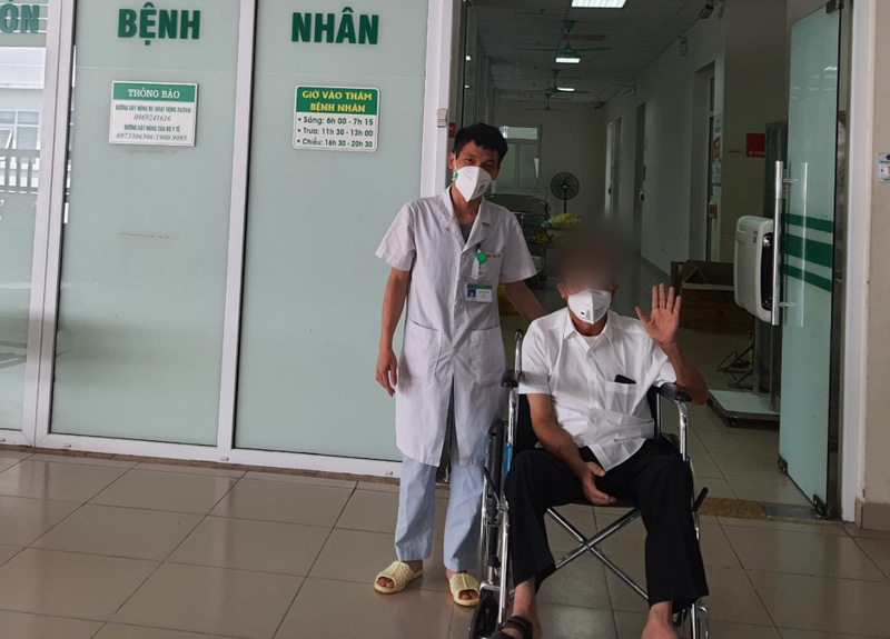 Bệnh nh&acirc;n Covid-19 thở m&aacute;y hơn 2 th&aacute;ng, lọc m&aacute;u 15 lần được xuất viện - Ảnh 1.