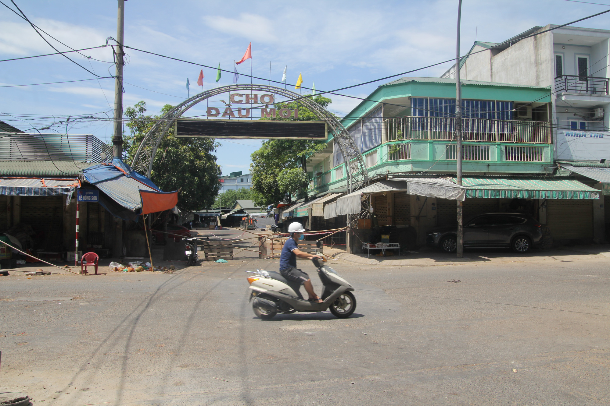 Phong tỏa khẩn cấp chợ đầu mối khi phát hiện tiểu thương dương tính SARS-CoV-2
