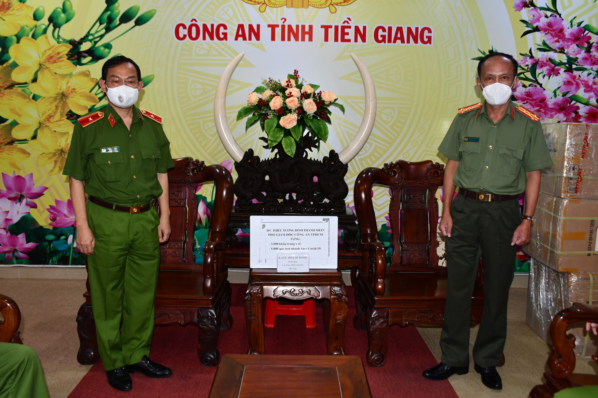 Công an TP HCM tặng quà hỗ trợ Công an Tiền Giang phòng chống Covid-19