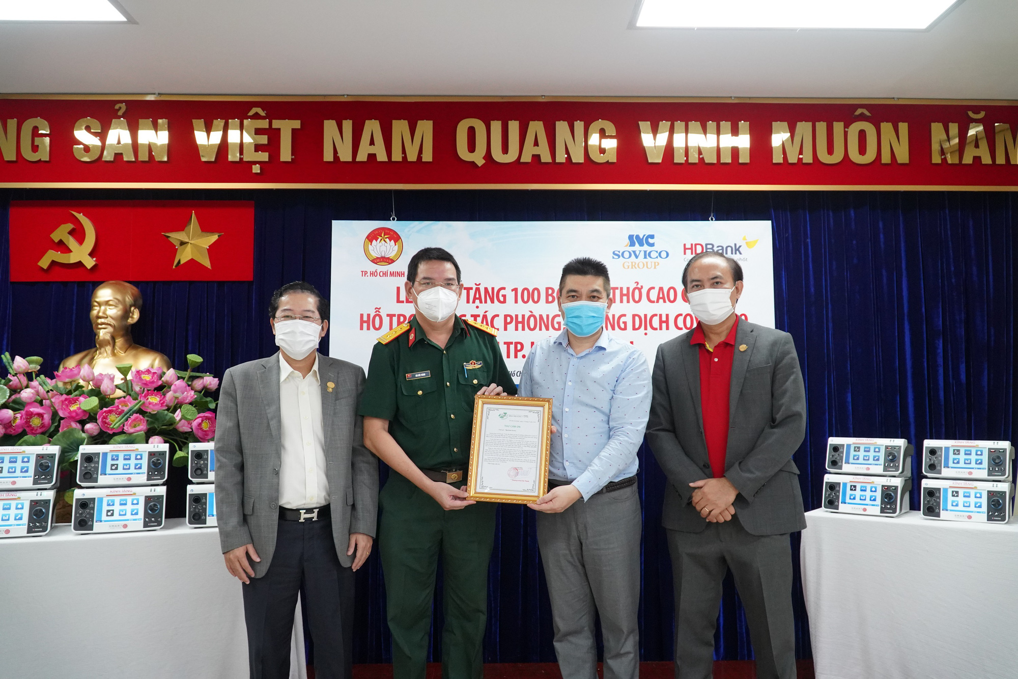 TP HCM tiếp nhận 100 m&aacute;y thở hiện đại do Sovico, HDBank trao tặng - Ảnh 2.