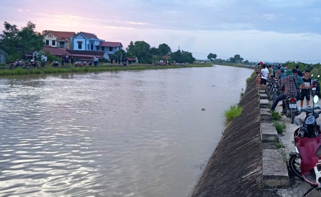 Rủ nhau ra sông tắm, 2 thanh, thiếu niên chết đuối thương tâm - Ảnh 1.
