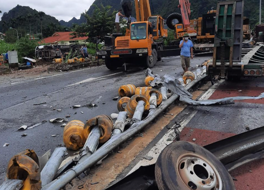 3 ôtô tông nhau liên hoàn, 4 người trọng thương