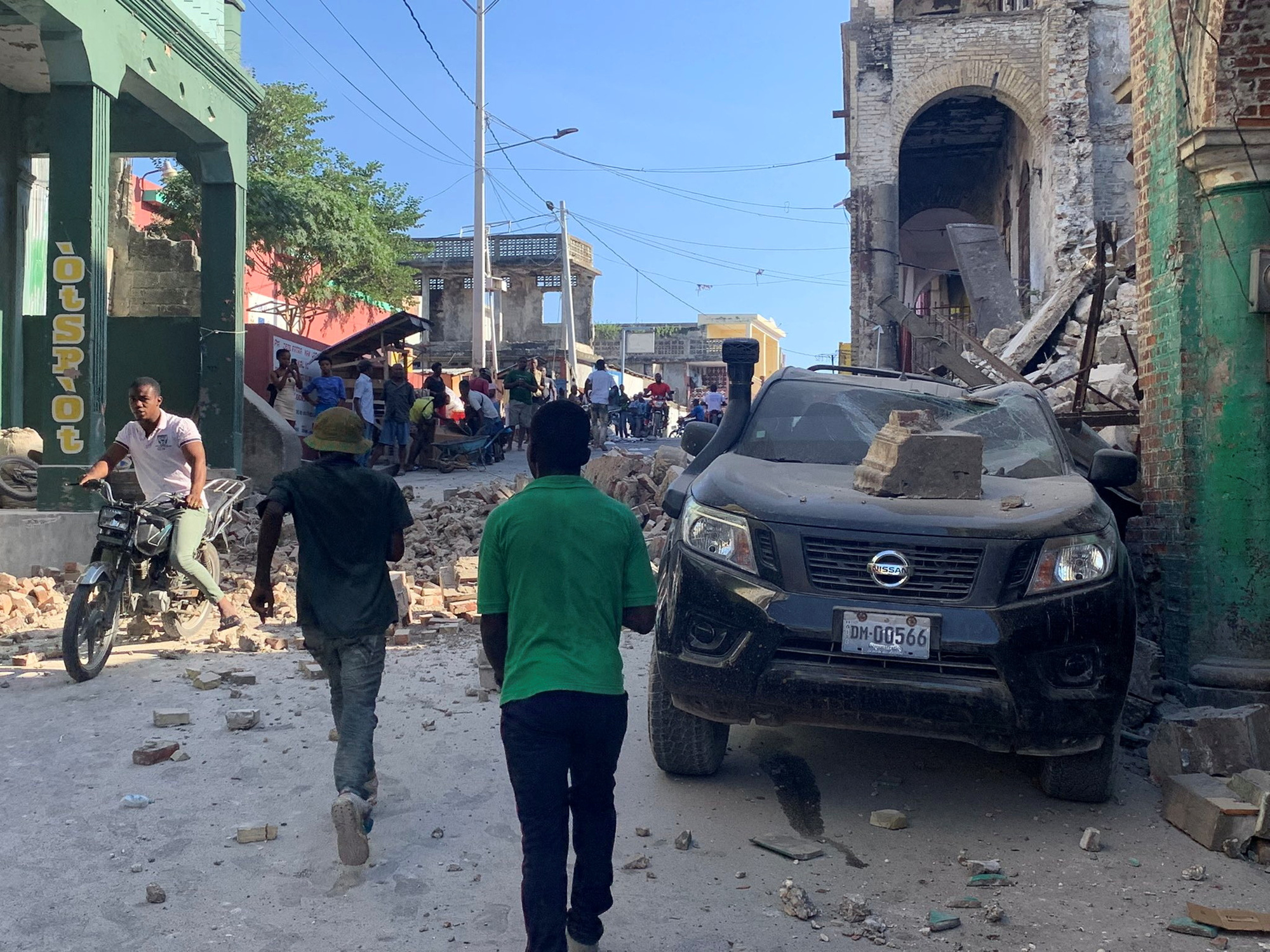 Haiti họa liên tiếp, bão biển nối đuôi động đất mạnh - Ảnh 2.