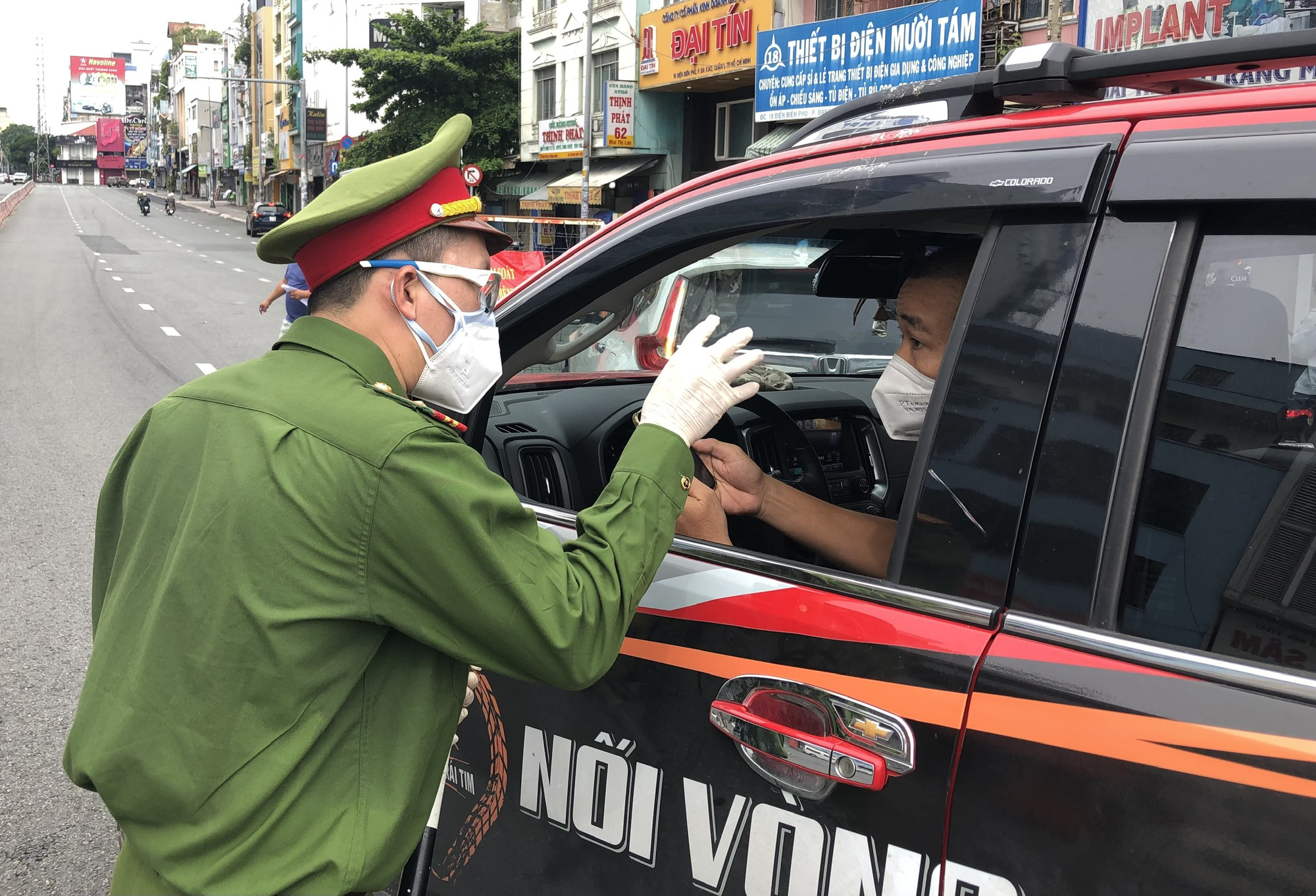 Ng&agrave;y thứ hai quản l&yacute; di biến động, một số chốt kiểm so&aacute;t tại TP HCM vẫn &ugrave;n ứ - Ảnh 9.