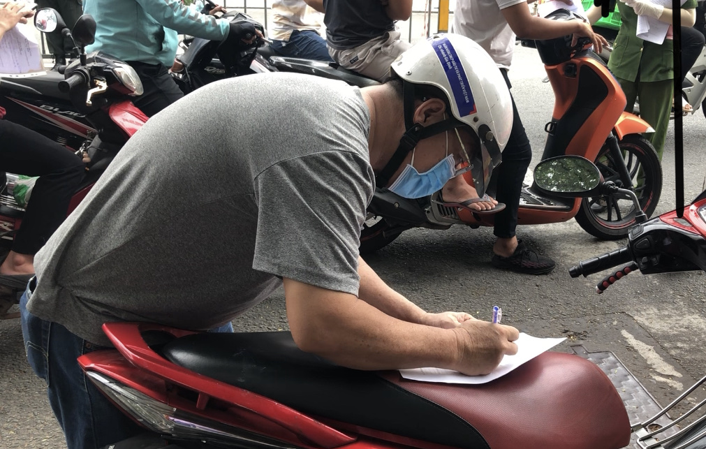 Ng&agrave;y thứ hai quản l&yacute; di biến động, một số chốt kiểm so&aacute;t tại TP HCM vẫn &ugrave;n ứ - Ảnh 7.