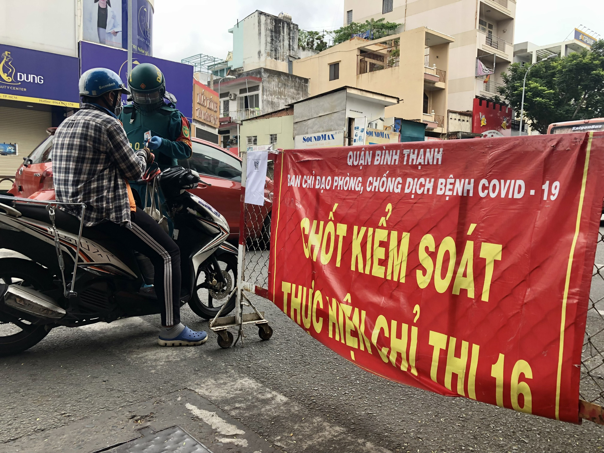 Ng&agrave;y thứ hai quản l&yacute; di biến động, một số chốt kiểm so&aacute;t tại TP HCM vẫn &ugrave;n ứ - Ảnh 10.