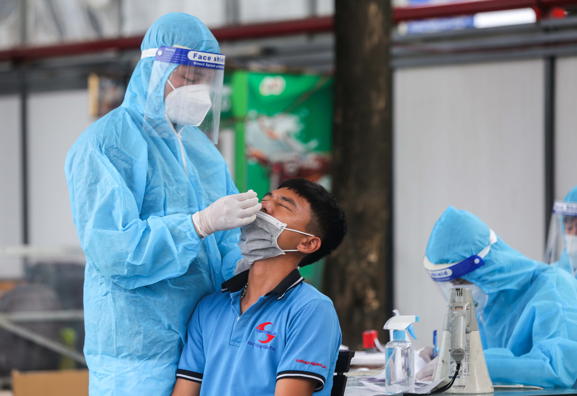 L&ograve; mổ c&oacute; 2 ca Covid-19 c&oacute; tới 200 nh&acirc;n vi&ecirc;n, h&agrave;ng trăm kh&aacute;ch lấy thịt về c&aacute;c chợ ở H&agrave; Nội - Ảnh 1.