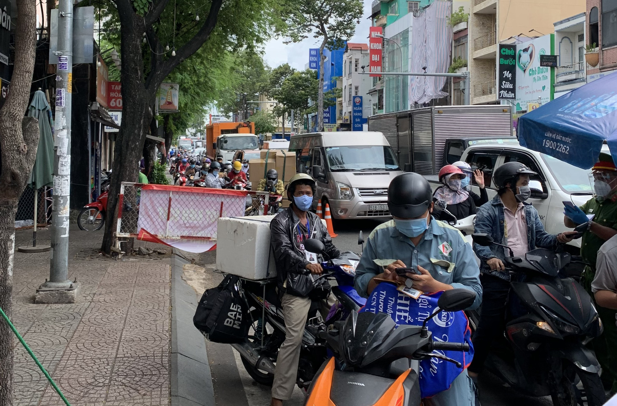Ng&agrave;y thứ hai quản l&yacute; di biến động, một số chốt kiểm so&aacute;t tại TP HCM vẫn &ugrave;n ứ - Ảnh 5.