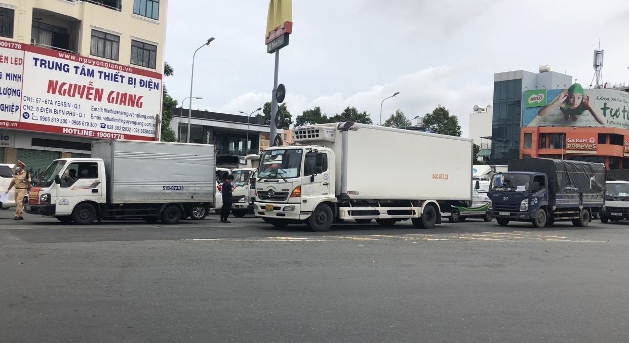 Ng&agrave;y thứ hai quản l&yacute; di biến động, một số chốt kiểm so&aacute;t tại TP HCM vẫn &ugrave;n ứ - Ảnh 8.
