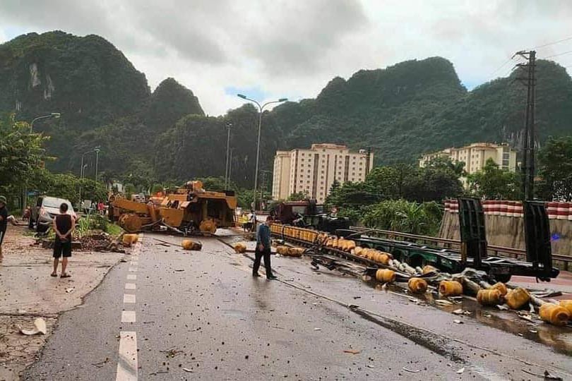3 &ocirc;t&ocirc; t&ocirc;ng nhau li&ecirc;n ho&agrave;n, 4 người trọng thương - Ảnh 2.