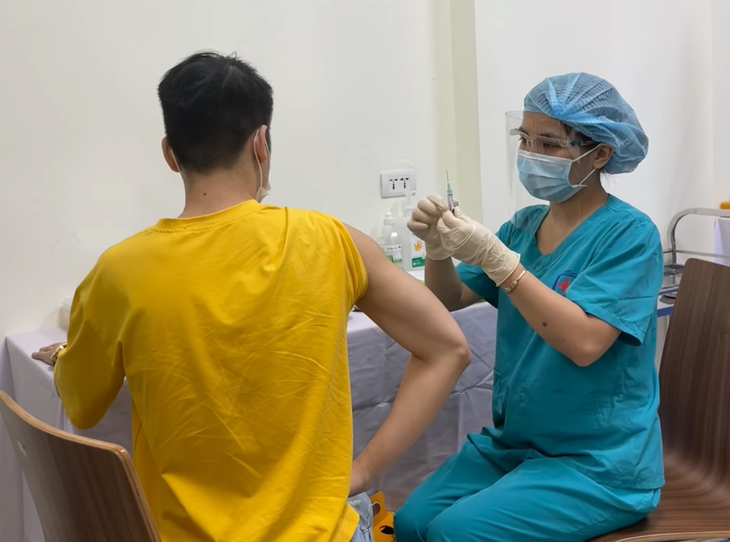 Tiêm thử nghiệm vắc-xin Covid-19 ARCT-154 công nghệ Mỹ cho 25 tình nguyện viên