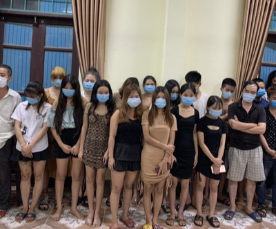 "Đột kích" quán karaoke, nhiều người chui vào chuồng chó, chuồng gà, nhảy xuống ao trốn