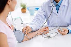 Tiêm vắc-xin 4 ngày, uống lại thuốc trị cao huyết áp được không?