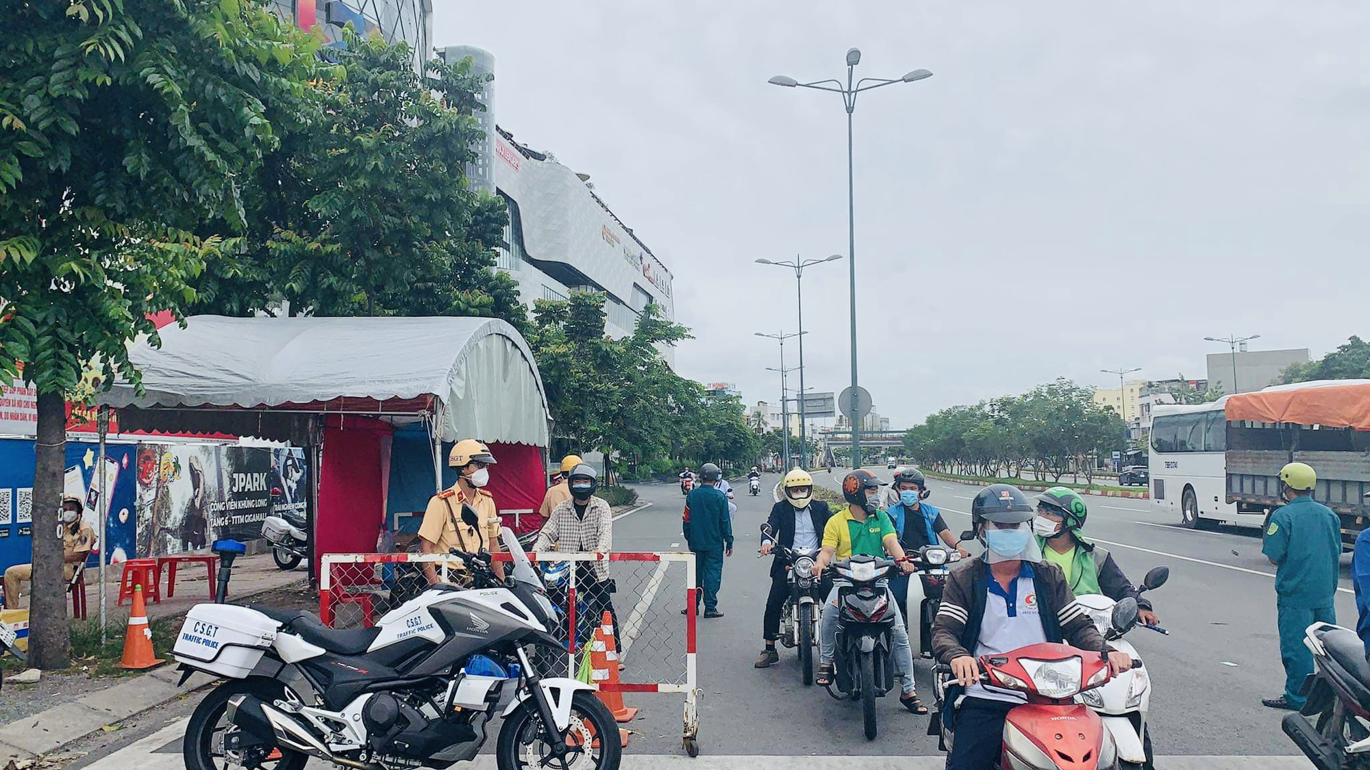 Cần làm gì khi qua chốt kiểm soát tại TP HCM? - Ảnh 1.