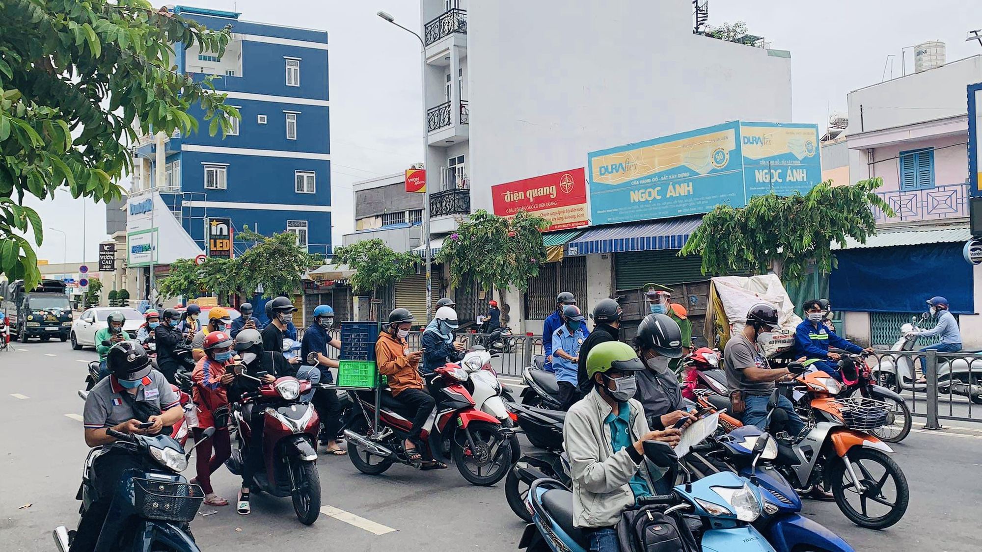 Cần làm gì khi qua chốt kiểm soát tại TP HCM? - Ảnh 3.