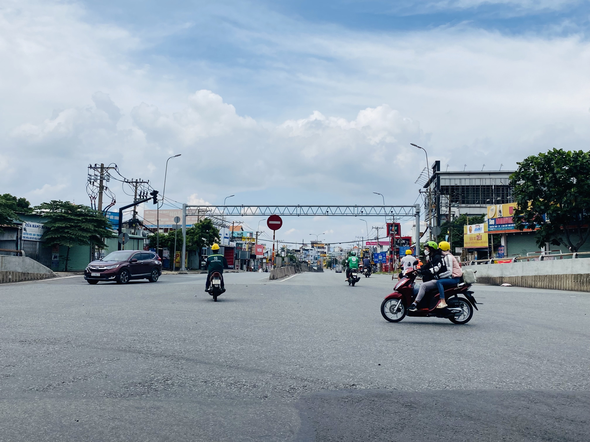 Hàng ngàn người về quê phải quay đầu xe tại cửa ngõ TP HCM - Ảnh 6.