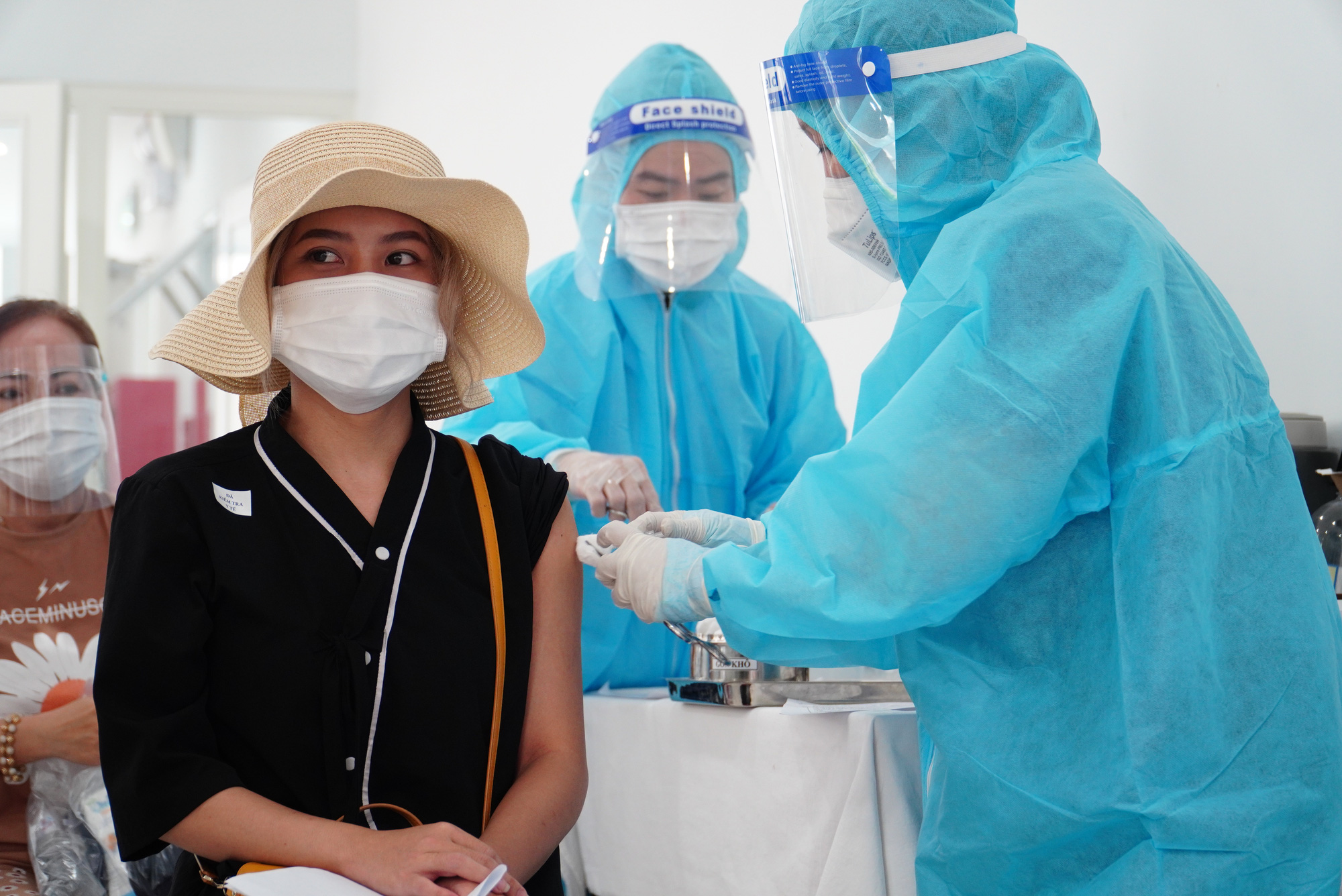 Tiêm 2 mũi vắc-xin Covid-19 khác loại được không?