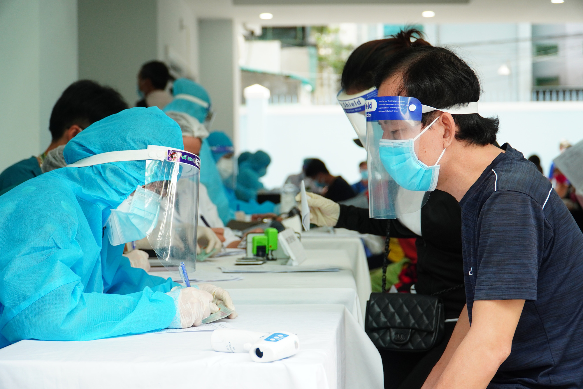 Người dân TP HCM tiêm vắc-xin Vero Cell trong trật tự