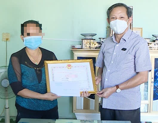 Tố giác người đang cách ly nhưng đi “lung tung”, một phụ nữ được khen thưởng