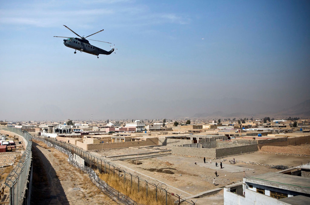 L&atilde;nh ch&uacute;a Afghanistan th&aacute;o chạy, Tổng thống Biden cảnh c&aacute;o Taliban - Ảnh 2.