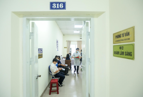 Ti&ecirc;m thử nghiệm vắc-xin Covid-19 ARCT-154 c&ocirc;ng nghệ Mỹ cho 25 t&igrave;nh nguyện vi&ecirc;n - Ảnh 6.
