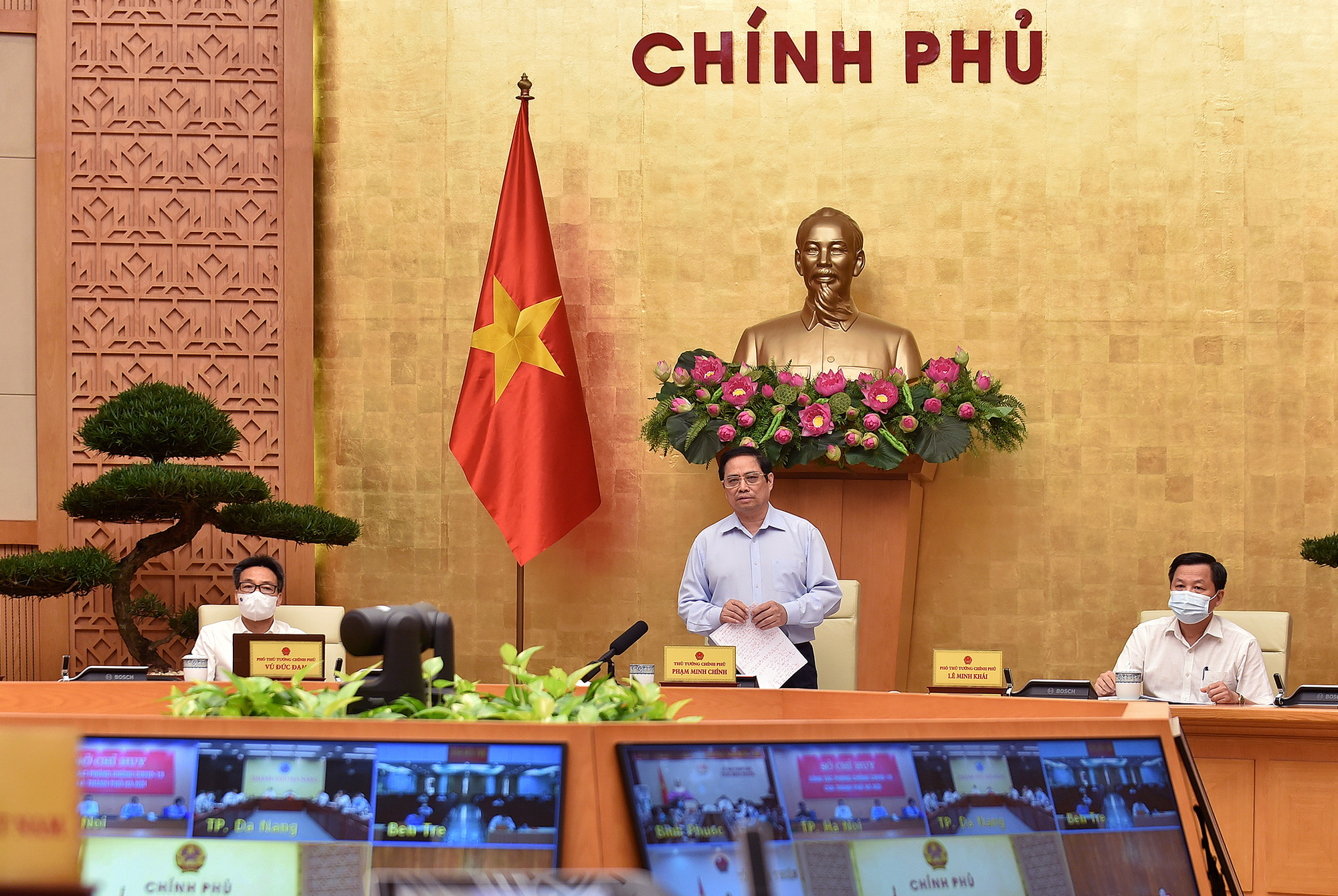 Thủ tướng: Nghi&ecirc;n cứu kế hoạch ti&ecirc;m vắc-xin cho học sinh - Ảnh 1.